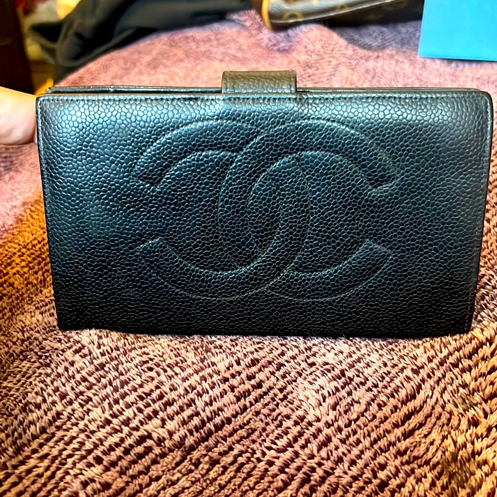 Beautiful Black Caviar Chanel WALLETwith snap closure